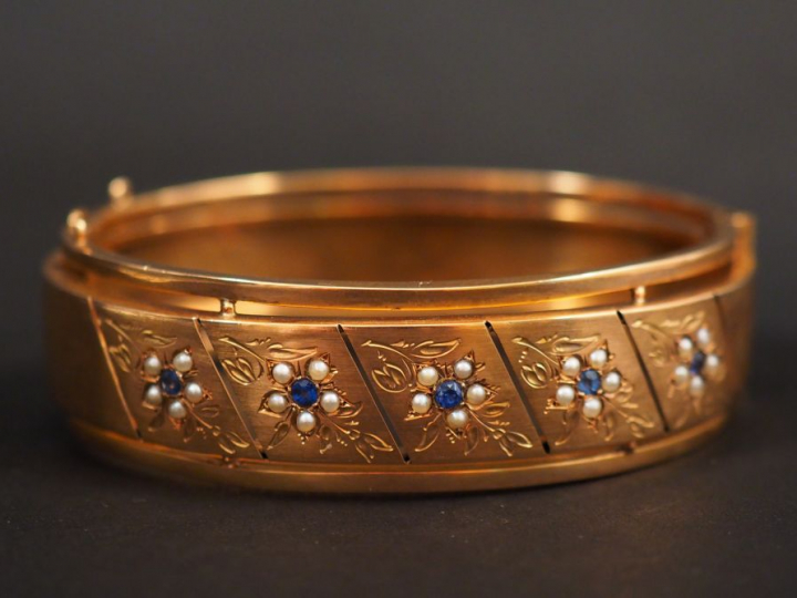 Bracelet Napoléon III en or jaune, perles et pierres de couleur, à déc