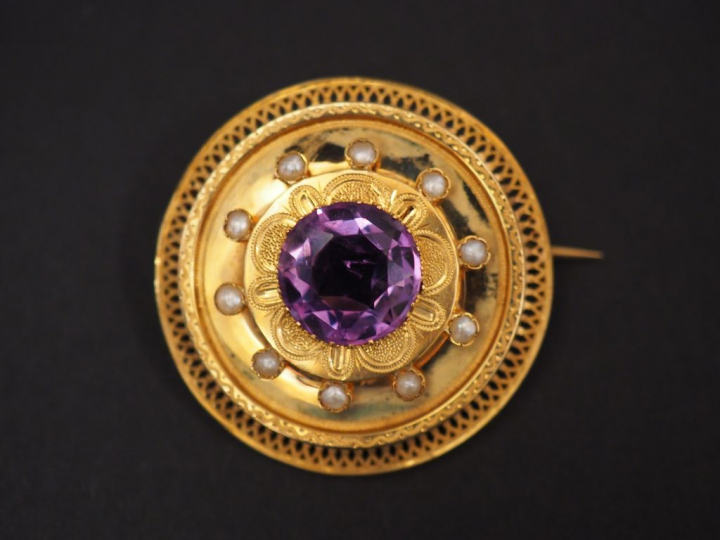 Broche Napoléon III en or jaune, sertie en son centre d'une amethyste 