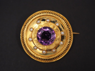 Vente aux enchères Broche Napoléon III en or jaune, sertie en son centre d'une amethyste 