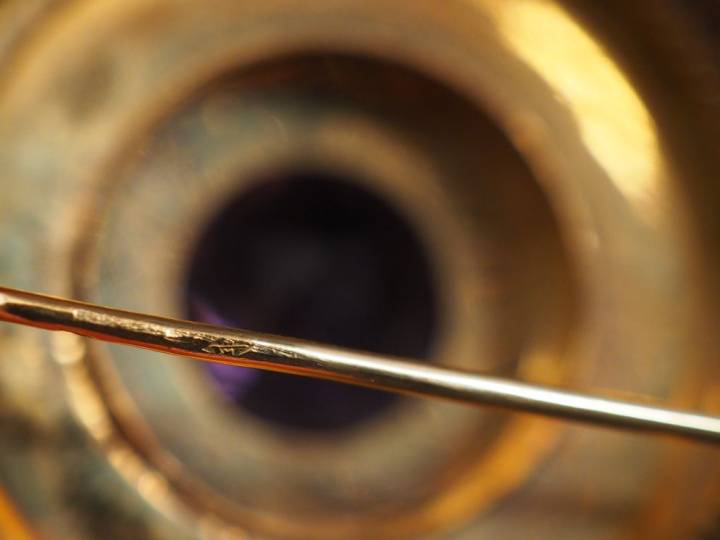 Broche Napoléon III en or jaune, sertie en son centre d'une amethyste 