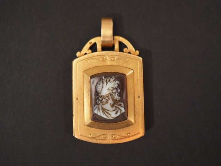 Pendentif porte-photo Napoléon III en or jaune, orné d'un camée figura