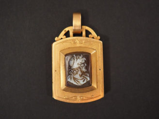 Vente aux enchères Pendentif porte-photo Napoléon III en or jaune, orné d'un camée figura