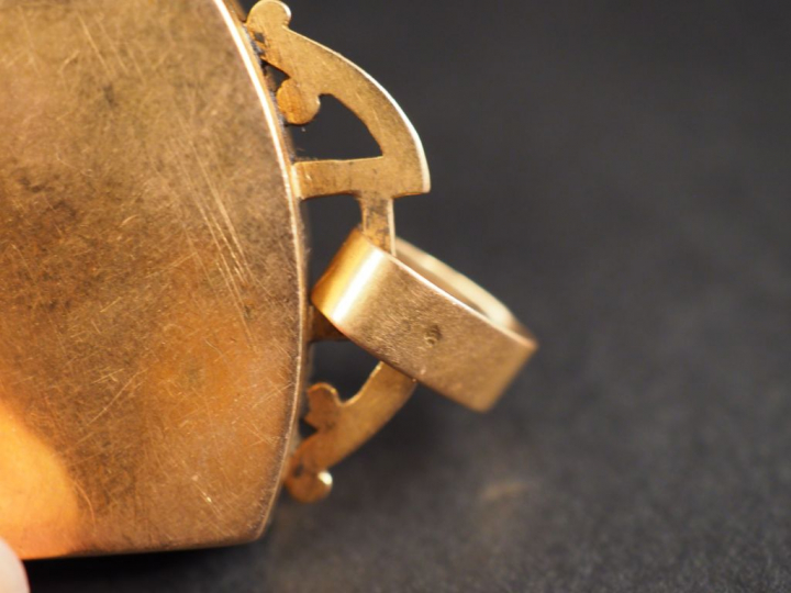 Pendentif porte-photo Napoléon III en or jaune, orné d'un camée figura