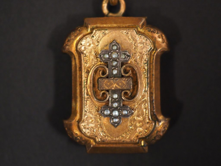 Pendentif porte-photo Napoléon III et sa chaine en or jaune, à décor d