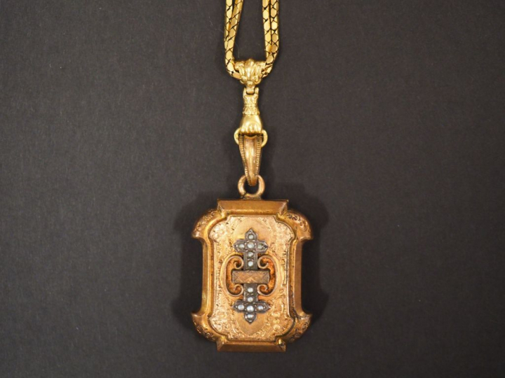 Pendentif porte-photo Napoléon III et sa chaine en or jaune, à décor d