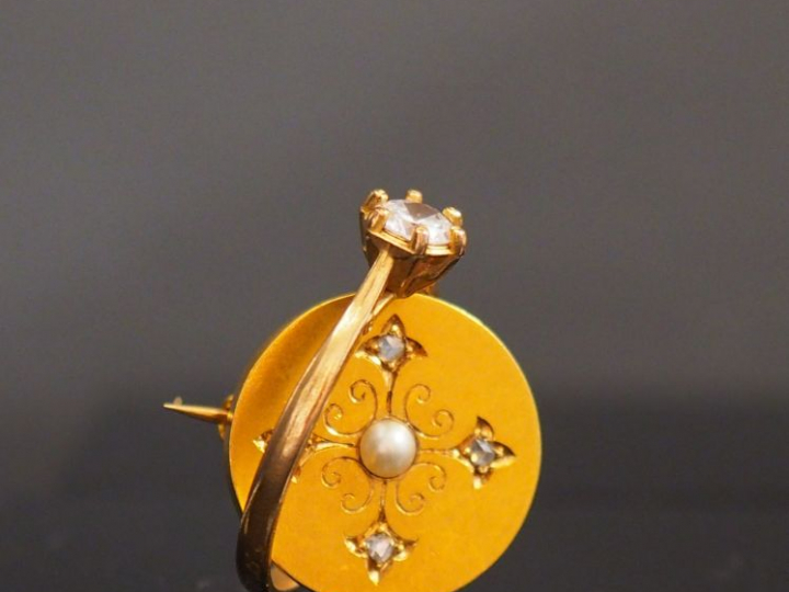 Petite broche Napoléon III en or jaune, petits diamants taillés en ros