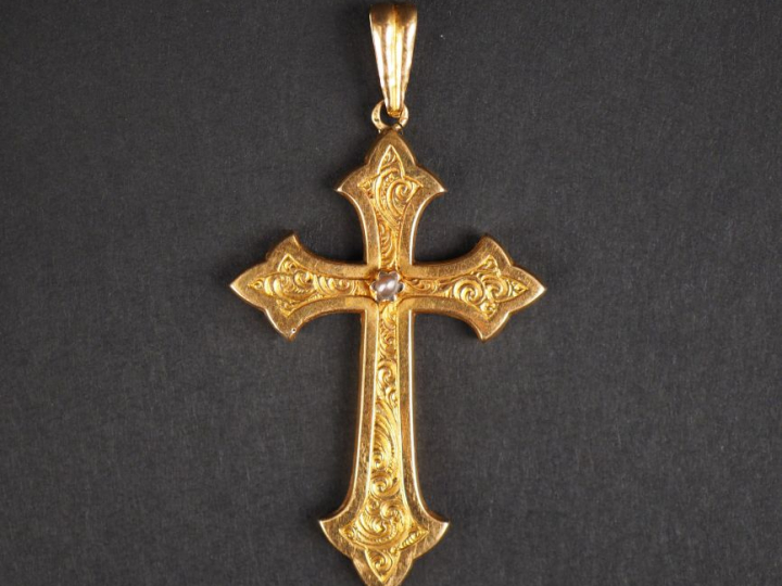 Pendentif Napoléon III en forme de croix en or jaune et perles, à déco