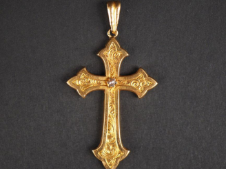 Vente aux enchères Pendentif Napoléon III en forme de croix en or jaune et perles, à déco