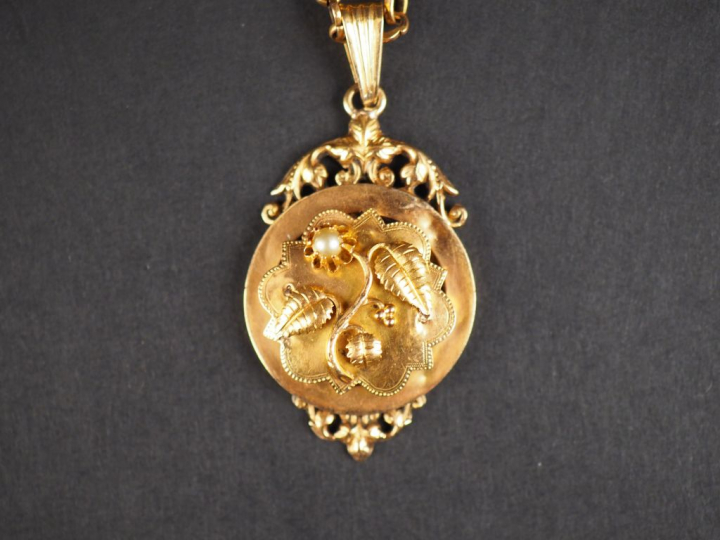 Pendentif Napoléon III en or jaune, à décor de feuillage, orné en son 