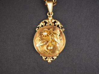 Vente aux enchères Pendentif Napoléon III en or jaune, à décor de feuillage, orné en son 