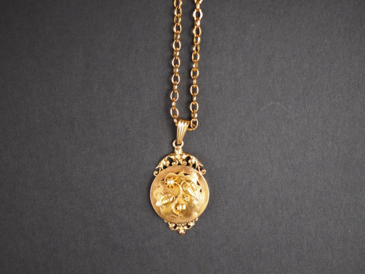 Pendentif Napoléon III en or jaune, à décor de feuillage, orné en son 