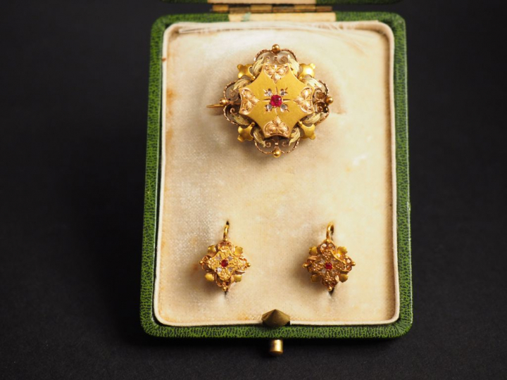 Parure Napoléon III en or jaune, pierre de couleur et petits éclats de