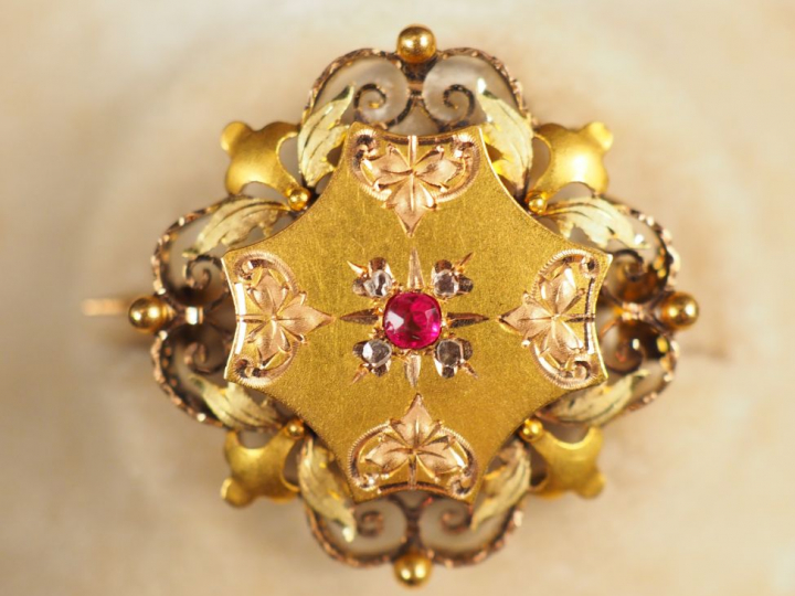 Parure Napoléon III en or jaune, pierre de couleur et petits éclats de