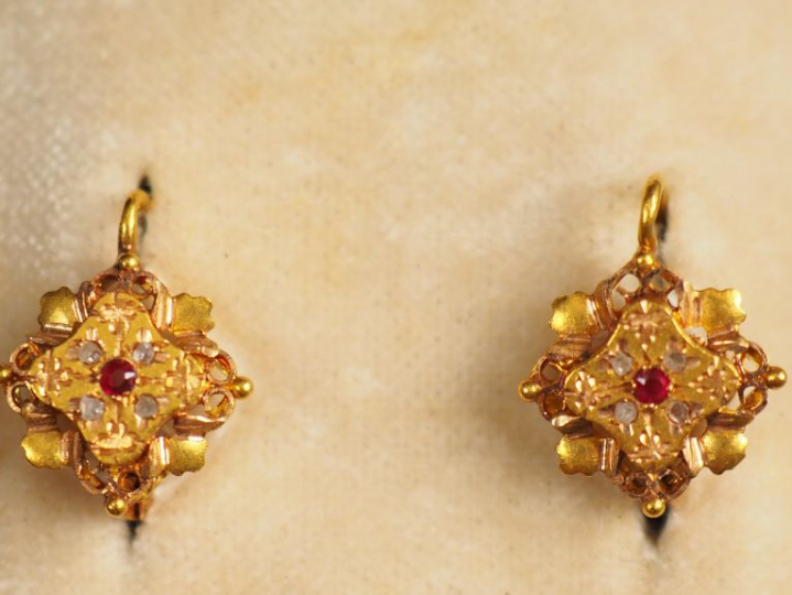 Parure Napoléon III en or jaune, pierre de couleur et petits éclats de