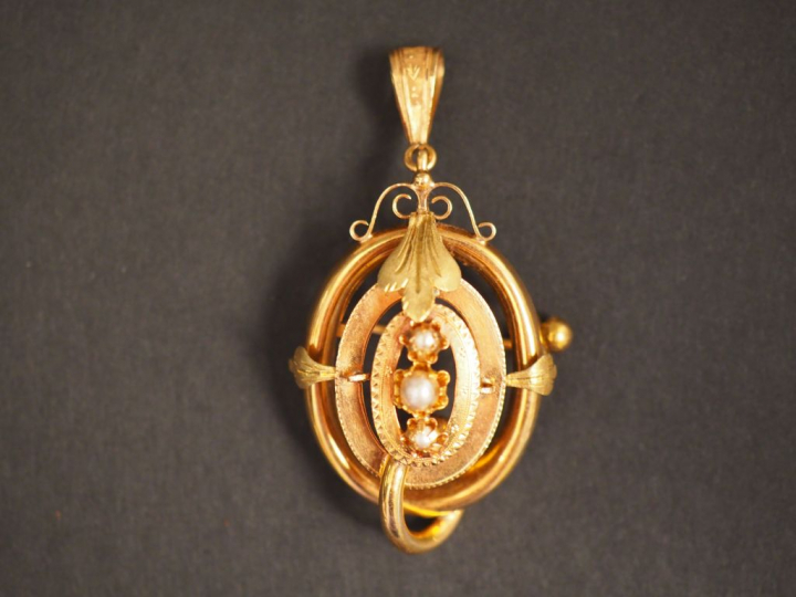 Pendentif Napoléon III transformable en broche en or jaune et perles. 