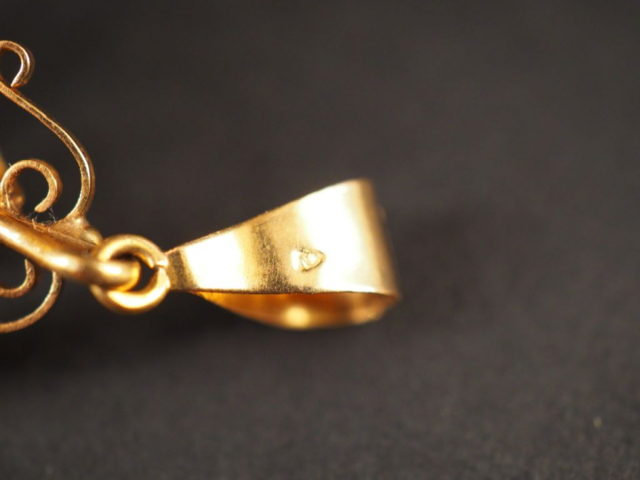 Pendentif Napoléon III transformable en broche en or jaune et perles. 