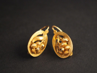 Vente aux enchères Paire de perces oreilles Napoléon III en or jaune et perle, à décor de
