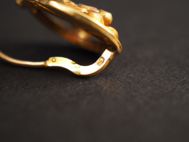 Paire de perces oreilles Napoléon III en or jaune et perle, à décor de