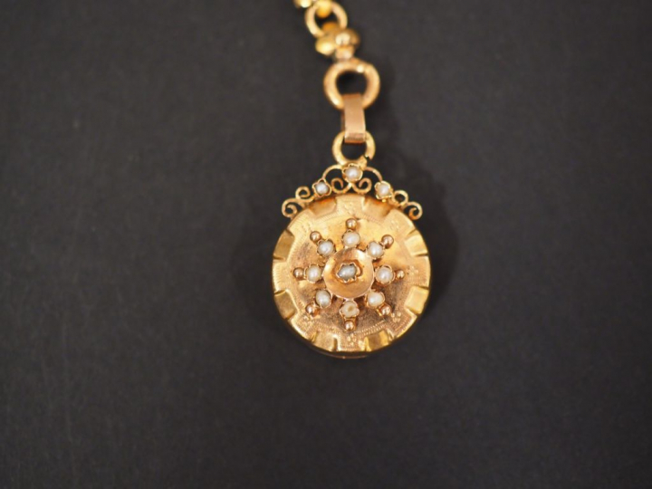 Giletière en or jaune, ornée d'un pendentif porte-photo serti de petit