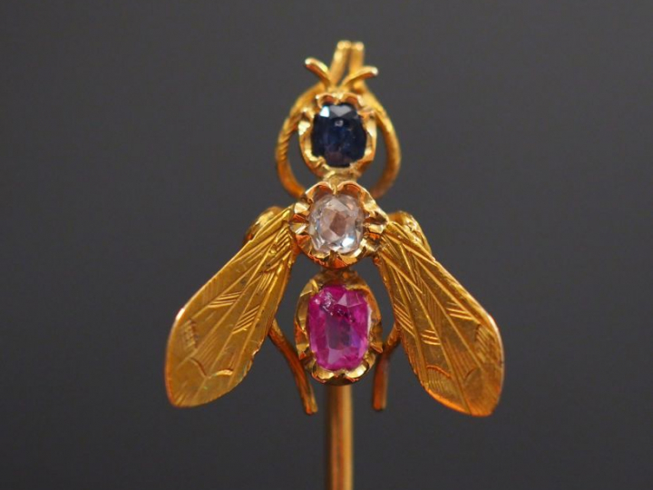 Epingle à cravate en or jaune, à décor d'une mouche sertie d'un diaman