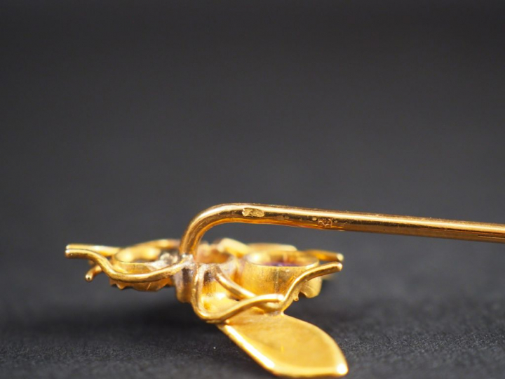 Epingle à cravate en or jaune, à décor d'une mouche sertie d'un diaman