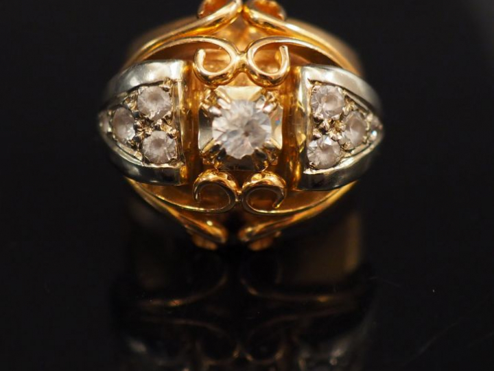 Bague de style 1940 en or jaune et pierres à l'imitation du diamant. T