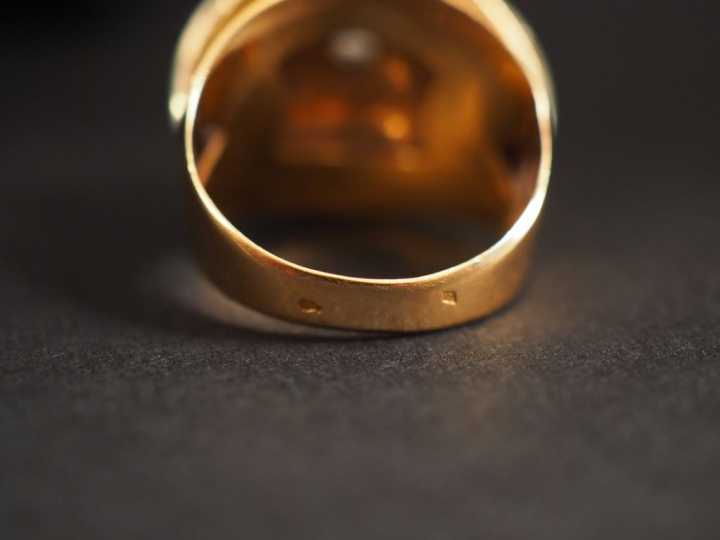 Bague de style 1940 en or jaune et pierres à l'imitation du diamant. T