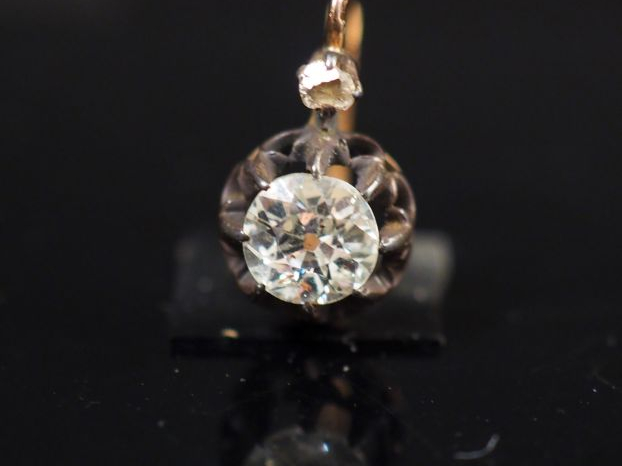 Perce-oreille en or jaune serti d'un petit diamant taillé en rose et d