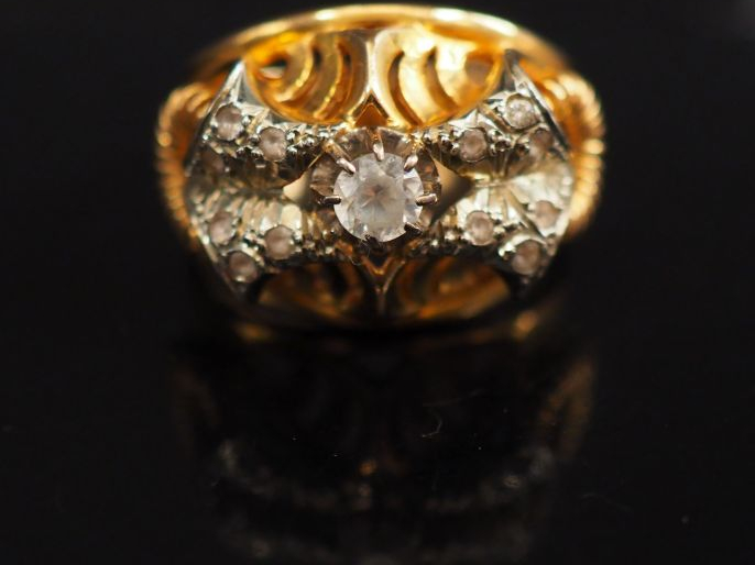 Bague en or jaune et pierres à l'imitation du diamant. Jolie monture a