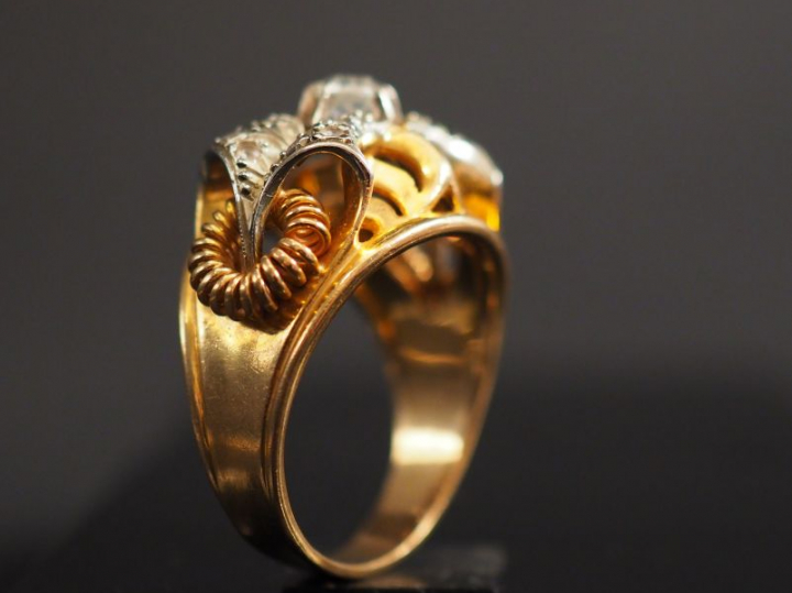 Bague en or jaune et pierres à l'imitation du diamant. Jolie monture a