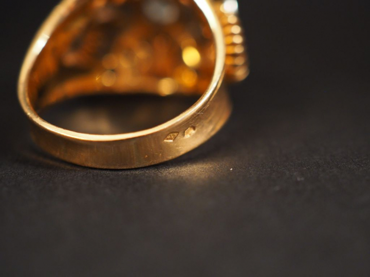 Bague en or jaune et pierres à l'imitation du diamant. Jolie monture a