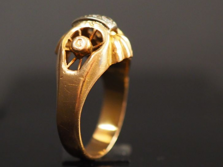 Bague en or jaune, ornée en son centre d'une ligne de trois petits dia