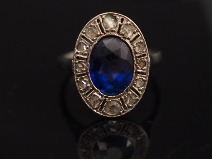 Bague de style Art déco en or blanc, sertie en son centre d'une pierre