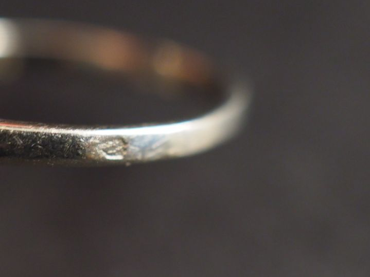 Bague de style Art déco en or blanc, sertie en son centre d'une pierre