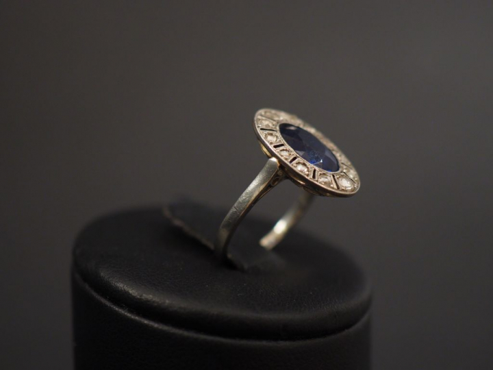 Bague de style Art déco en or blanc, sertie en son centre d'une pierre