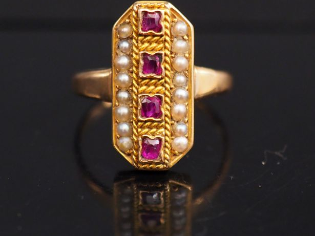 Bague marquise en or jaune, perles et pierres de couleur.  TDD. 51 Poi