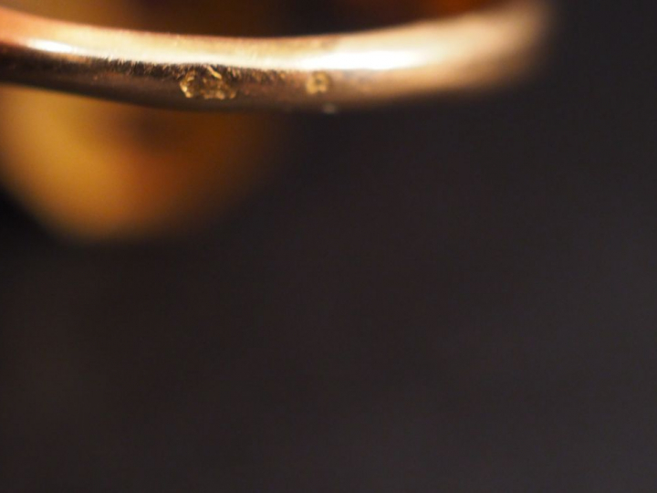 Bague marquise en or jaune, perles et pierres de couleur.  TDD. 51 Poi