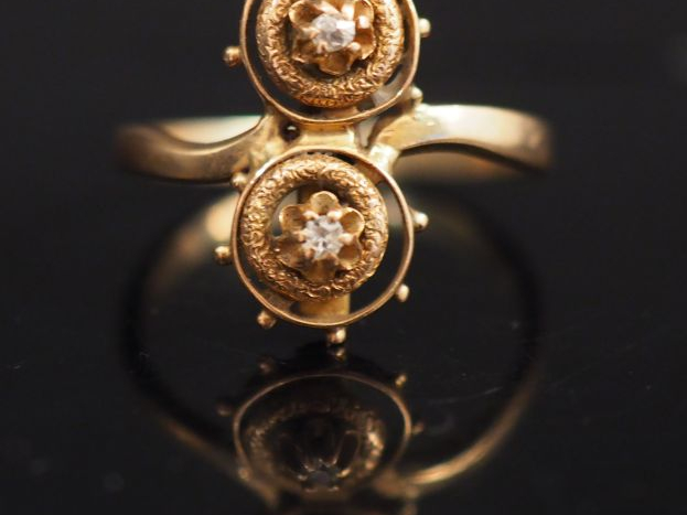 Bague "Toi   Moi" en or jaune, sertie de deux petites roses.  TDD. 55 