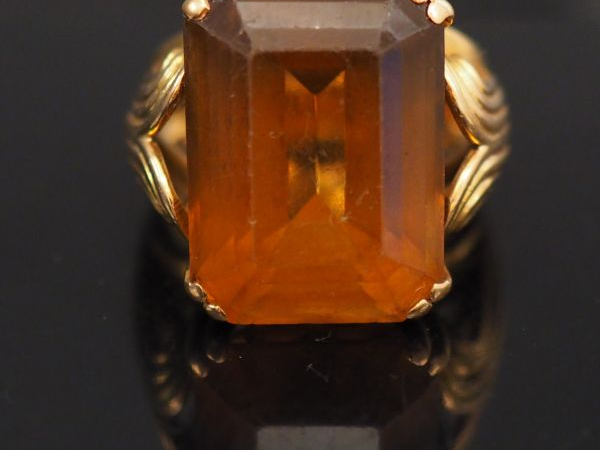 Bague en or jaune, sertie d'un quartz.  Jolie monture ajourée.  TDD. 5