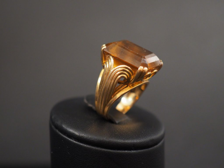 Bague en or jaune, sertie d'un quartz.  Jolie monture ajourée.  TDD. 5