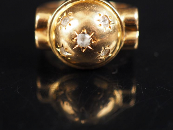 Bague dôme en or jaune, sertie de petites pierres à l'imitation du dia