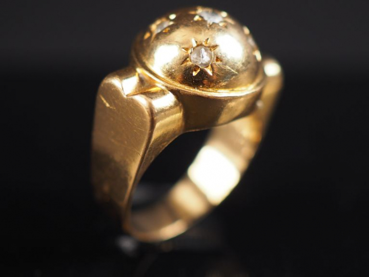 Bague dôme en or jaune, sertie de petites pierres à l'imitation du dia