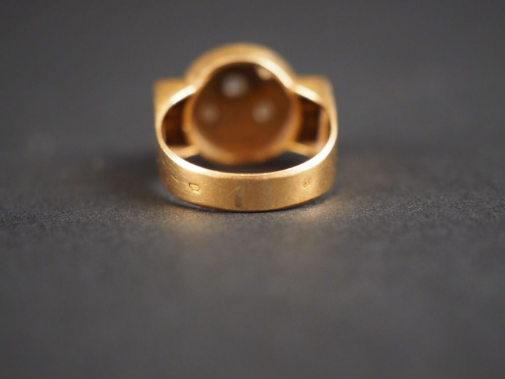 Bague dôme en or jaune, sertie de petites pierres à l'imitation du dia