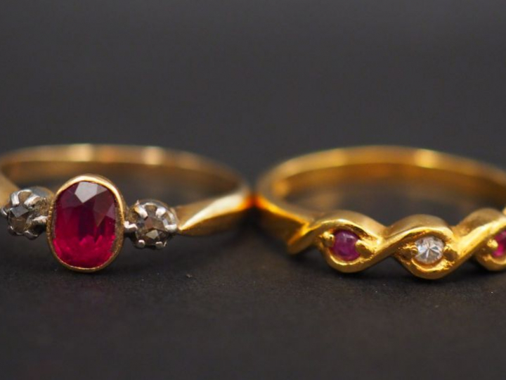 Ensemble comprenant :  - une bague en or jaune, sertie en son centre d