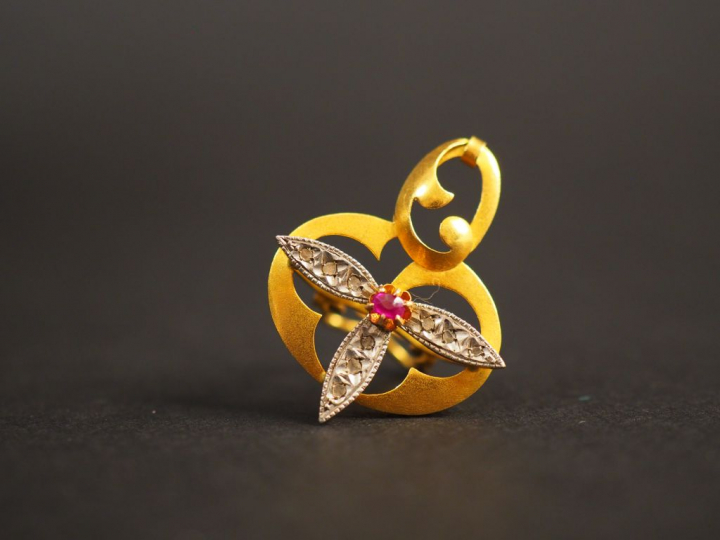 Bouton de col en or jaune et pierres.  Poids tel. 2,63 g