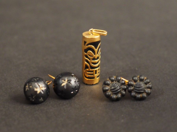 Deux paires de perces oreilles en or jaune et composition.  Poids tel.