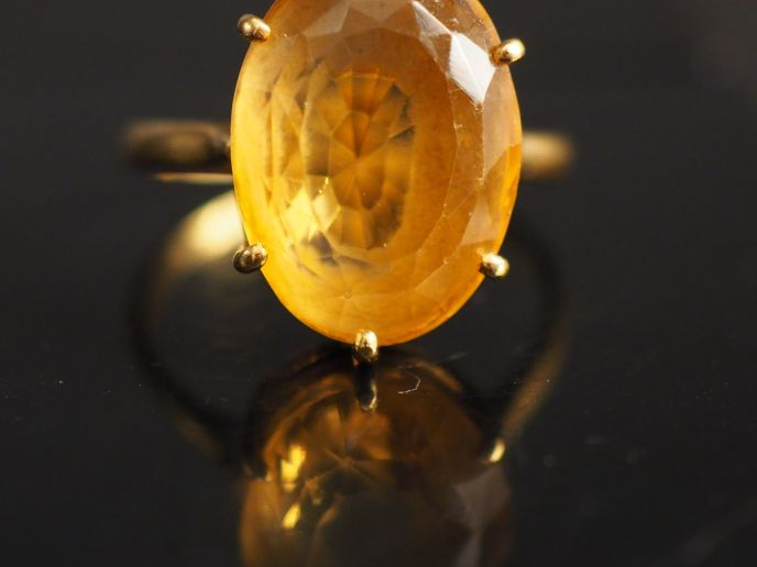Bague en or jaune, sertie d'un quartz. TDD. 59 Poids tel. 4,70 g