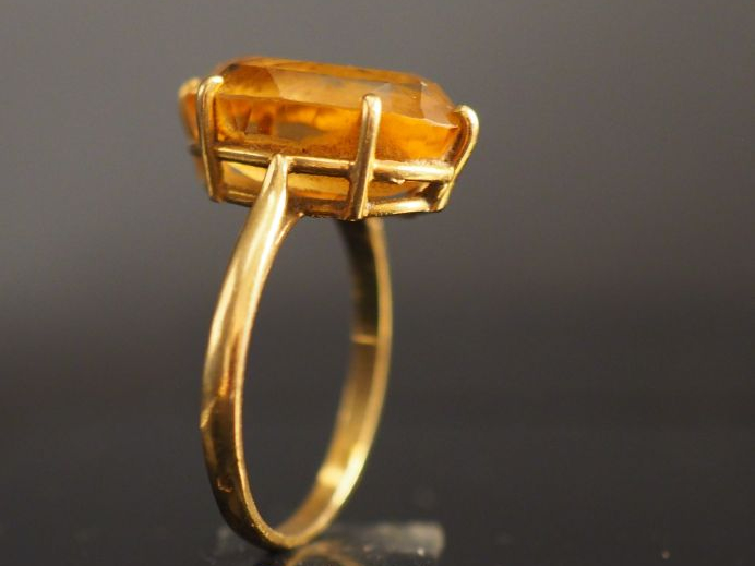 Bague en or jaune, sertie d'un quartz. TDD. 59 Poids tel. 4,70 g