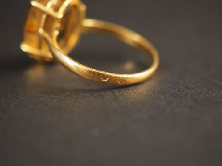 Bague en or jaune, sertie d'un quartz. TDD. 59 Poids tel. 4,70 g