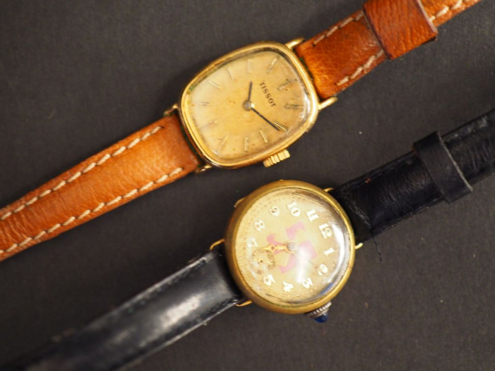 Ensemble comprenant :  - une montre de dame, boitier en or et métal do